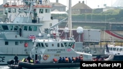 Tengerből kimentett bevándorlókat szállított Dover kikötőjébe a brit parti őrség 2021. július 26-án