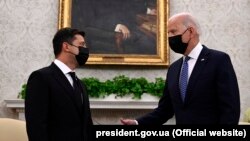 Ҷо Байден ва Владимир Зеленский моҳи сентябри соли гузашта бо ҳам аз наздик суҳбат карда буданд.