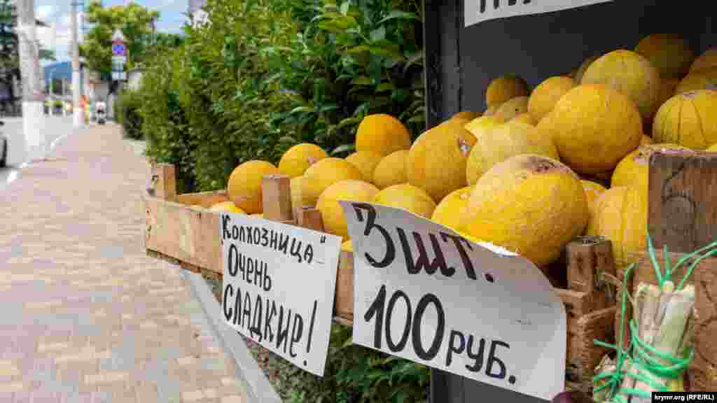 На вулиці Горького продають дині сорту «колгоспниця»