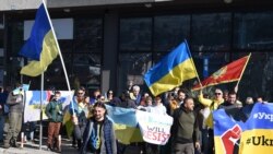 Više desetina državljana Ukrajine, koji žive u Crnoj Gori, protestovalo je danas 24. februara ispred Ambasade Rusije u Podgorici zbog ruskog napada na njihovu zemlju