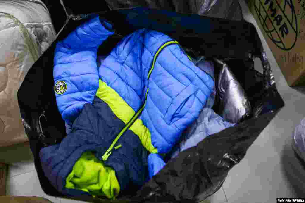 Novinari na terenu su izvestili da su džamije i crkve otvorene za sklonište preživelih u zemljotresu, ali ima mnogo roditelja sa decom na ulicama koji pokušavaju da se ugreju pokriveni samo ćebadima. &nbsp;