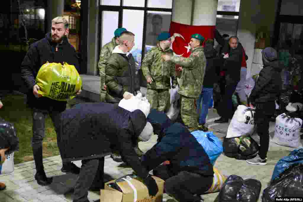 Pripadnici turskog kontingenta NATO misije na Kosovu (KFOR) koji organizuju transport pomoći. Pored pomoći, pripadnici vojnih snaga mnogih zemalja sveta otputovali su u Tursku i Siriju da pomognu u operacijama potrage i spasavanja. &nbsp;