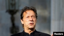 پر عمران خان تور دی چې يوې ښځينه ججې ته دړکې وکړې وې. پخوانی انځور