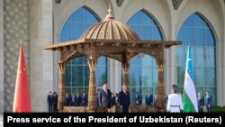 د ازبکستان ولسمشر شوکت میرضیایېف په سمرقند کې د ولسمشر شي جېنپېنګ ستړي مه شي ته ورغلی وو - د سېپټېمبر ۱۵مې انځور.