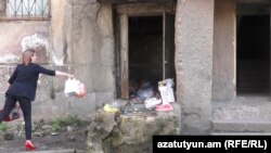 Աղբը Վանաձորի շենքերից մեկի մուտքի մոտ, արխիվ