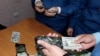 Боздошти 30 000 доллар аз як мусофир дар фурудгоҳи Душанбе. 17.04.2016