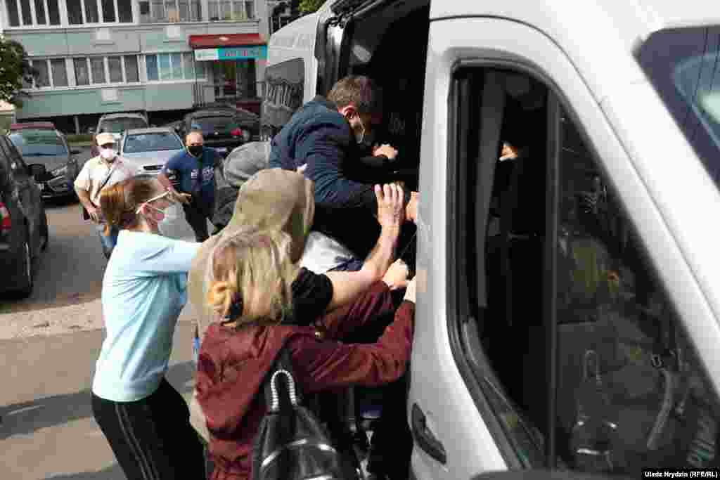​An RFE/RL Belarus Service correspondent witnessed unidentified men attack Sevyarynets near his home and drag him into a van.&nbsp;Supporters of the opposition politician tried to protect him from kidnapping. &nbsp;