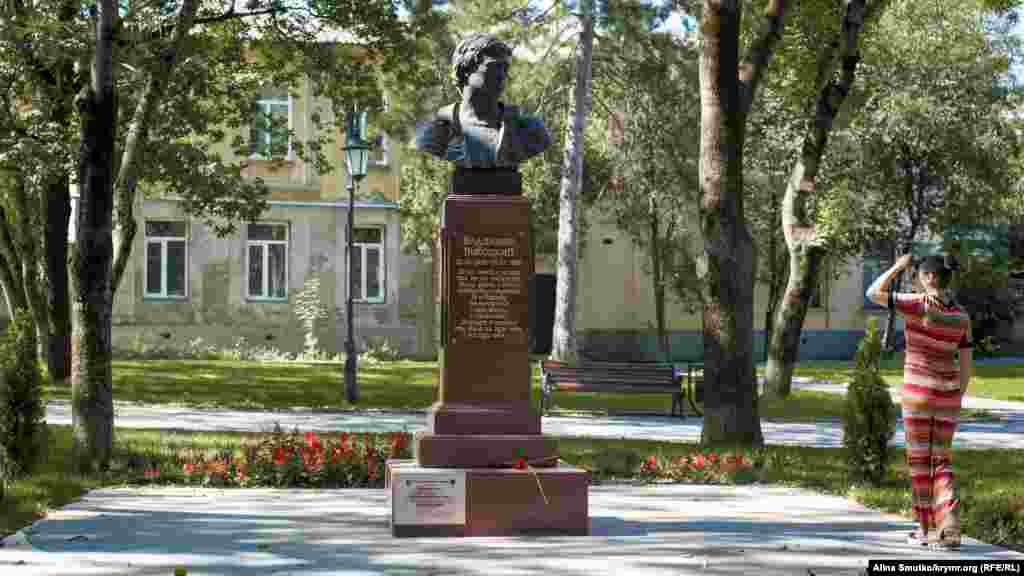 Пам'ятник Володимиру Висоцькому в Сімферополі. У липні 2014 року з Краснодара привезли бронзового Висоцького. Планують також встановити бюсти Олексія і Олександри Висоцьких – тітки і дядька відомого барда, які в роки Другої світової війни тримали оборону Сімферополя і Севастополя