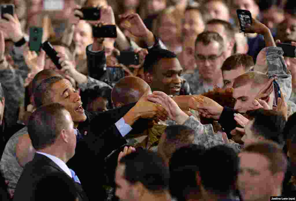 Președintele mulțumește militarilor pentru activitatea lor la baza de la Wrightstown, New Jersey, la 15 decembrie 2014. Vizita a avut loc cu puțin timp înainte ca Obama să declare încheierea misiunii de luptă a Statelor Unite în Afganistan, la 28 decembrie.