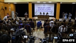 د طالبانو د حکومت ویاندان د علماوو غونډې په اړه خبریالانو ته معلومات ورکوي - د جون ۳۰مې انځور. 