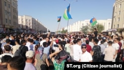 По официальным данным, в результате массовых беспорядков в Нукусе от полученных тяжких травм скончались по меньшей мере 18 человек, пострадали 243 человека.