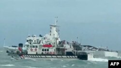 Kjo fotografi e shpërndarë nga Roja Bregdetare e Tajvanit më 1 prill 2025, tregon një anije të Rojës Bregdetare të Tajvanit (përpara) dhe një anije të Rojës Bregdetare të Kinës (në sfond) duke lundruar në ujërat pranë Ishujve Matsu në Tajvan.
