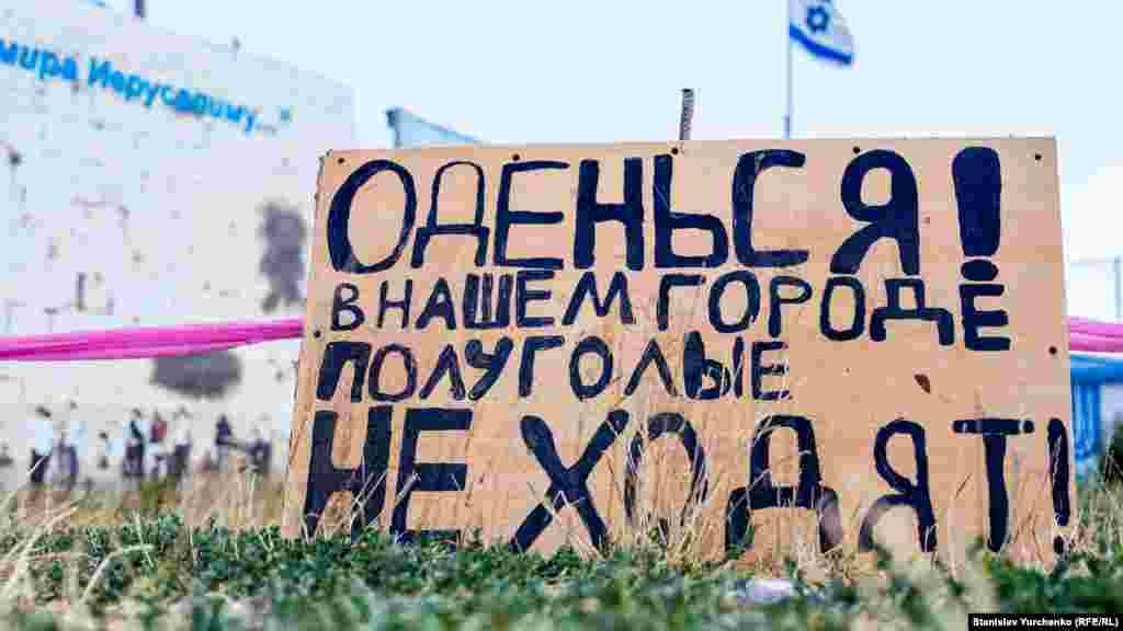 До великої кількості туристів місто не звикло. Це помітно з якості обслуговування і незвично низьких цін поза територією фестивального містечка