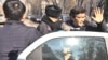 Казак полициясы жарандык активисти кармап баратат. Иллюстрациялык сүрөт. 