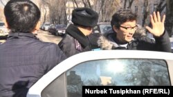 Казак полициясы жарандык активисти кармап баратат. Иллюстрациялык сүрөт. 