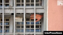 В обнародованном сегодня отчете омбудсмена говорится в первую очередь о необходимости перевода заключенных с первого этажа на верхние, а потом и о скорейшем закрытии данного учреждения
