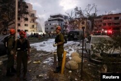 Hitne službe na mjestu udara nakon raketnog napada iz Irana na Izrael, u Tel Avivu, Izrael, 16. juna 2025.