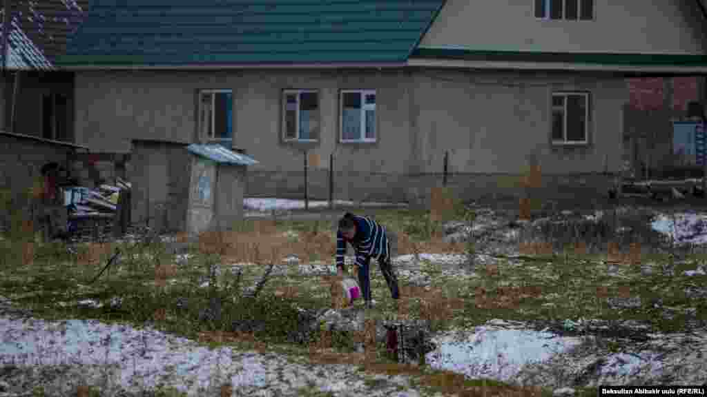Таштандыны чуңкурга төгүшөт. 
