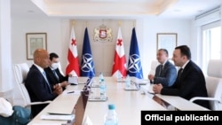 Հարավային Կովկասում և Կենտրոնական Ասիայում ՆԱՏՕ-ի հատուկ ներկայացուցիչ Ջեյմս Ափաթուրայը և Վրաստանի վարչապետ Իրակլի Ղարիբաշվիլին, Թբիլիսի, 2 հուլիսի, 2021թ.
