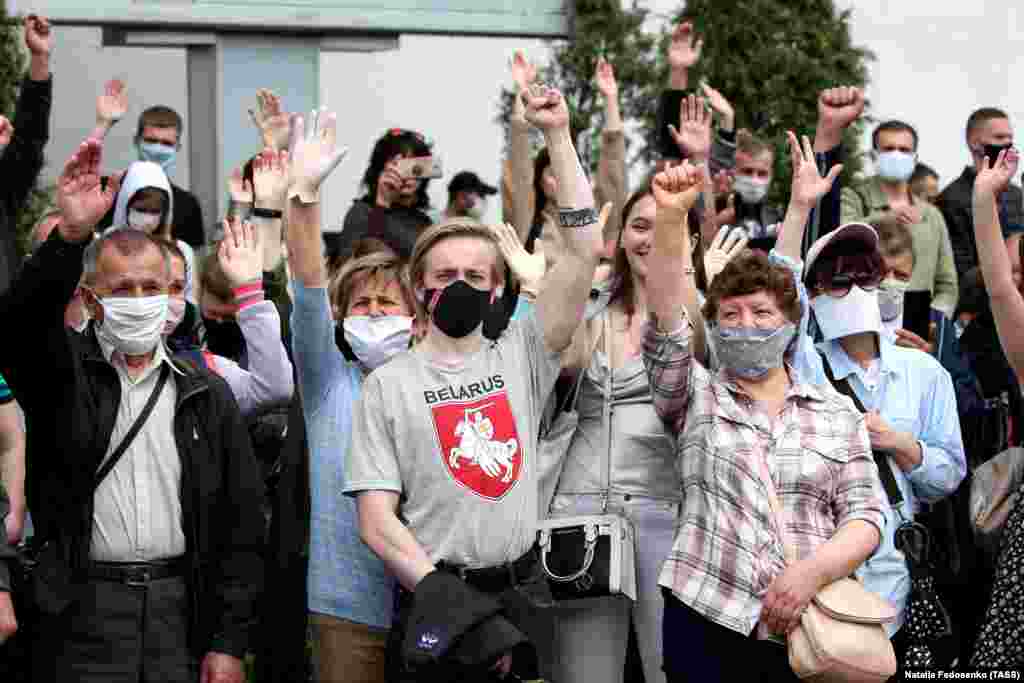 People in face masks attend a rally near the Komarovka Market in Minsk on June 7. The rally was organized by activists to collect signatures in support of opposition presidential hopefuls.&nbsp; &nbsp; &nbsp;