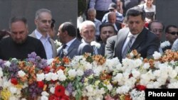 ՀԱԿ-ի ղեկավար անդամները Ծիծեռնակաբերդի հուշահամալիրի անմար կրակի մոտ: