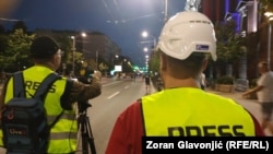 Ilustrativna fotografija, novinar i snimatelj tokom izveštavanja sa protesta u Beogradu, 15. avgust 2025. 