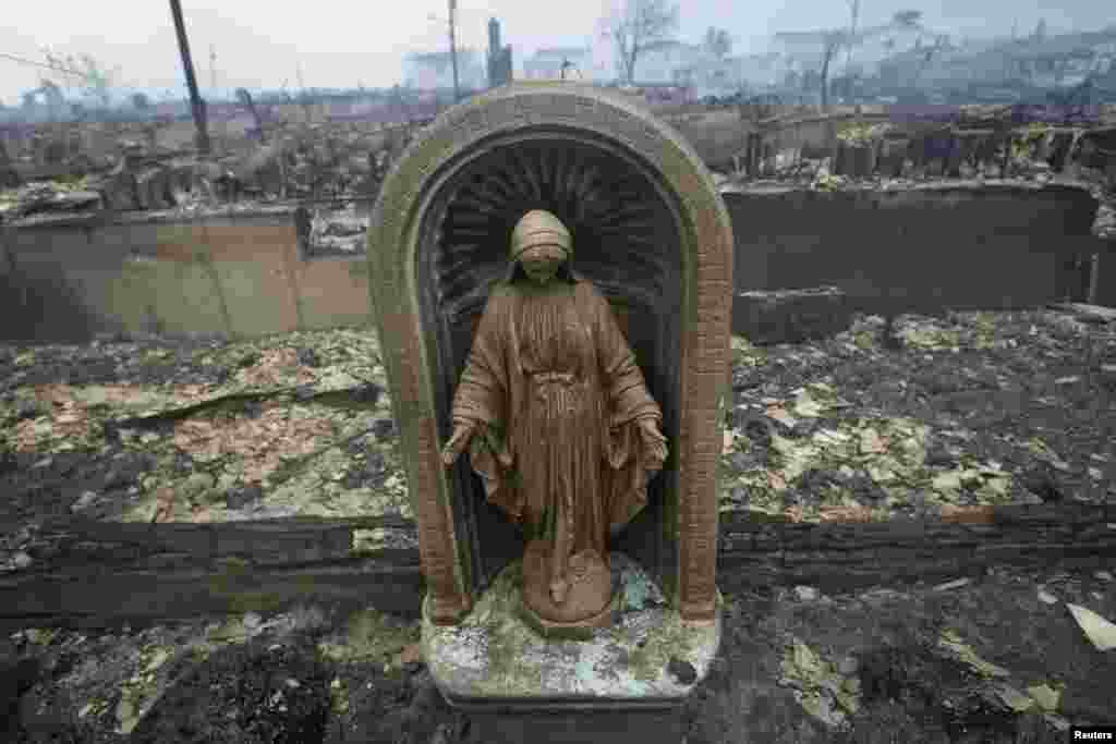 Breezy Point в Нью-Йорке 30 октября, после урагана "Сэнди". Жертвами урагана стали 253 человека в районе от Карибов до Канады. (Reuters/Шэннон Стейплтон)