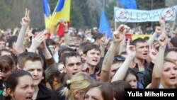 Кишиневдогу ачуулуу жаштар демонтрацияга чыкты, 7-апрел, 2009-жыл.