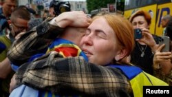 O reîntâlnire emoționantă în timp ce ucrainenii se întorc acasă în cadrul unui schimb de prizonieri cu Rusia, pe 25 mai.