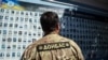 Біля народного меморіалу – Стіни пам'яті загиблих оборонців України біля Михайлівського собору у Києві. Україна