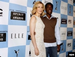 Felicity Huffman (bal oldalt) Don Cheadle (jobb oldalt) társaságában egy független filmes díjkiosztón 2006. november 28-án