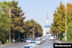 O stradă din Așgabat care duce la gara orașului.