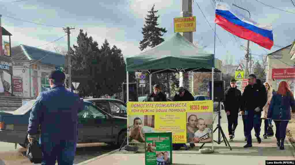 Вуличні музиканти збирають гроші, як написано на оголошенні, на операцію дитині. Про цього хлопчика писали деякі українські ЗМІ: за їхньою інформацією він живе в Харкові. Чи підуть зібрані на цій точці у Джанкої гроші на лікування Микити – достовірно невідомо