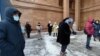 Ақорда алдында санитарлық нормаларды ескеріп, ара қашықтық сақтап тұрған наразы топ. Нұр-Сұлтан, 24 ақпан 2021 жыл.