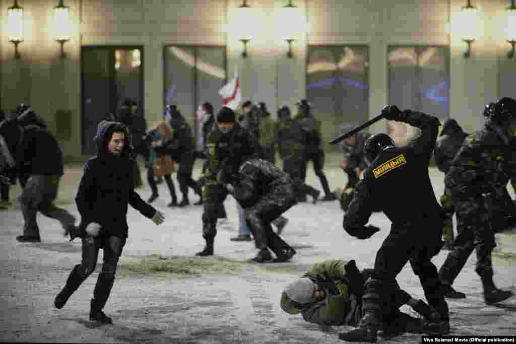 Мастацкі фільм “Жыве Беларусь!” рэжысэра Кшыштафа Лукашэвіча прысьвечаны сучаснай Беларусі і зьняты пры актыўным удзеле беларусаў. Кадр з фільму.