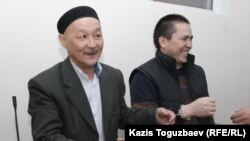 Kenzhebek Abishev (left) appears in an Almaty courtroom during hearings in his case in September 2018.