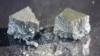 Ачышчаны тэлюр дэманструецца на нафтаперапрацоўчым заводзе Rio Tinto Kennecott, 11 траўня 2022 году ў Магне, штат Юта, ЗША 