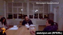 Ձայների հաշվարկը ընտրատեղամասերից մեկում, 6-ը դեկտեմբերի, 2015թ․