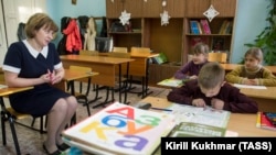 Students in the Tomsk region learn English. "We believe that programs that help Americans and Russians better understand each other should continue," said Anthony Godfrey of the U.S. Embassy in Moscow. (file photo)