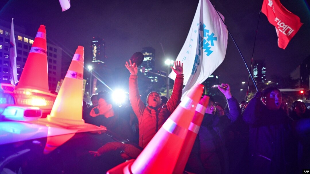 Demonstranti ispred Skupštine Južne Koreje u Seulu 4. decembra 2024. nakon što je predsjednik Jun Suk Jeol proglasio vanredno stanje.