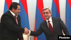 Արխիվ -- Գագիկ Ծառուկյանը եւ Սերժ Սարգսյանը կոալիցիոն հուշագիրը ստորագրելիս, 17-ը փետրվարի, 2011