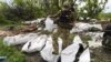 Украинский военнослужащий во время эксгумации убитых военных России на их прежних позициях вблизи села Мала Рогань в окрестностях Харькова