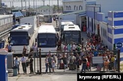 Навіть пасажири автобусів, які йдуть на повантаження поза чергою, особливої радості від морської подорожі не випромінюють
