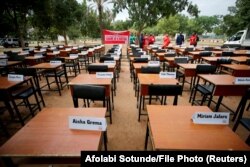 A 2014-ben a Boko Haram által elrabolt, többségükben keresztény chiboki iskolás lányok nevei az ötéves évfordulón, 2019. április 14-én. Néhányan megszöktek, néhányukat a nigériai hadsereg kiszabadította. A 276 lányból 2021 áprilisában száz hollétéről még mindig nem tudtak