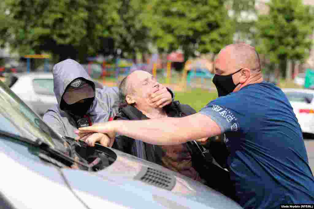 Unidentified men use force against a supporter of Sevyarynets. &nbsp;