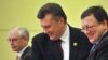 Президент України Віктор Янукович, голова Європейської комісії Жозе Мануель Баррозу (праворуч), голова Європейської ради Герман Ван Ромпей (ліворуч) у Києві, 19 грудня 2011 року