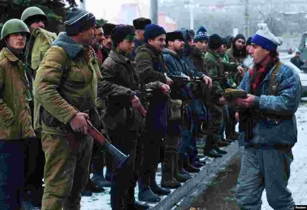 Нохчийн лаамхой гулбелла Соьлжа-ГӀалин коьртачу майданахь 1994-чу шеран гIуран-беттан 17-чу дийнахь. Оьрсийчоьнан эскарш тӀегӀерташ хиларна республикан коьрта шахьар ларъйан кечам беш бу уьш. Цул тӀаьхьа цхьа-ши кӀира даьлча федералаша Соьлжа-ГӀалана штурм йолийра. Иза уггаре а кхетам боцу хилам хилла дӀахӀоьттира, дукха эшамаш хиларе хьаьжча. Соьлжа-ГӀала йерриг аьлча санна хӀаллакйира йеттачу ракеташца а, бомбанашца а. Пхеа кӀиранах хиллачу тӀемашкахь, кеп-кепарчу зерашца, вийна 27 эзар гергга маьрша вахархо. Тхан редакцино <a href="https://dxsdr8tg3bv76.cloudfront.net/a/novyy-god-pod-zalpy-artillerii-monologi-pe