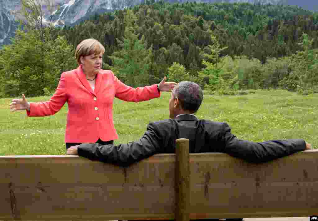 Cu Angela Merkel, cancelara Germaniei, după o ședință a summitului G7, lîngă Garmisch-Partenkirchen, la 8 iunie 2015.