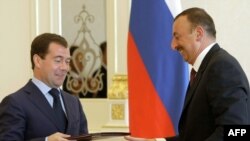 Ռուսաստանի եւ Ադրբեջանի նախագահները փոխանակում են ստորագրված երկկողմ փաստաթղթերը, Բաքու, 29-ը հունիսի, 2009թ.