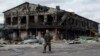 Бойовик угруповання «ДНР» біля заводу, зруйнованого внаслідок бойових дій, Нижня Кринка, 23 серпня 2014 року